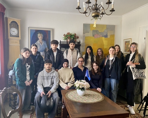 SchülerInnen des Franz-Stock-Gymnasiums im Elternhaus Stock